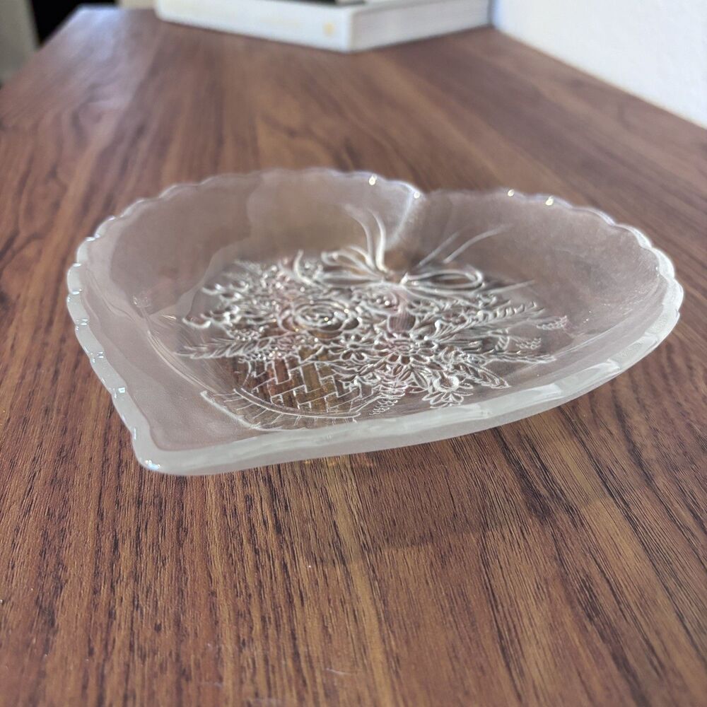 Crystal Endearment Heart Plate by Mikasa 6 1/2" - Etched Flower Basket & Bow - Picture 3 of 4